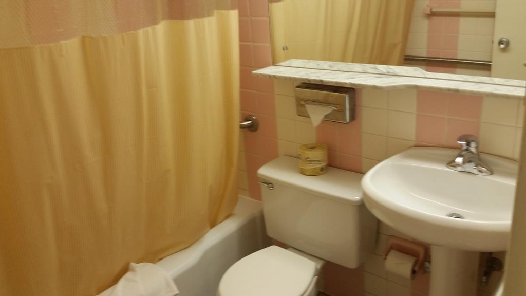 Huntingdon Motor Inn Bagian luar foto